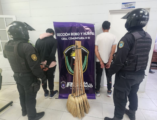 Detenidos por robar escobas.